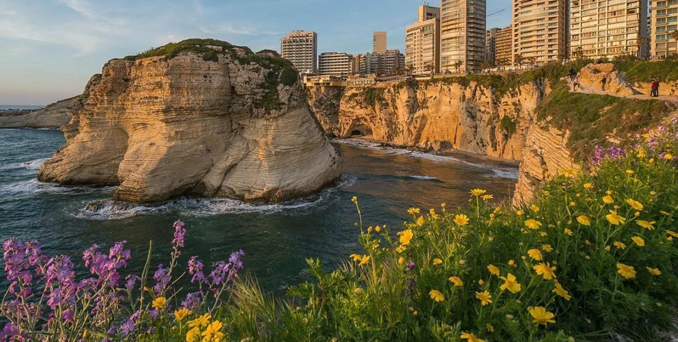 Le rocce di Raouché sul lungomare di Beirut al tramonto